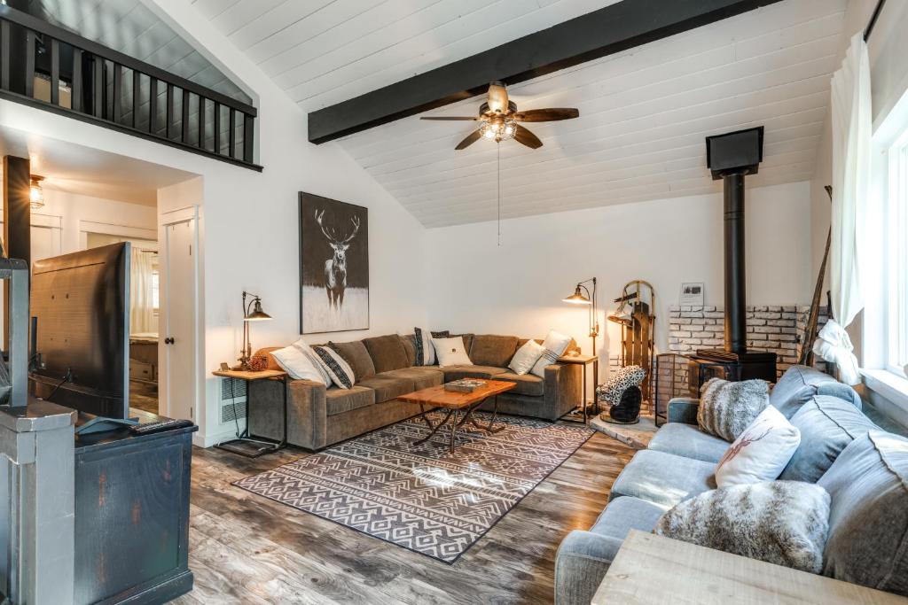 Khu vực ghế ngồi tại Chic and Modern Escape about 4 Mi to Pinecrest Lake!