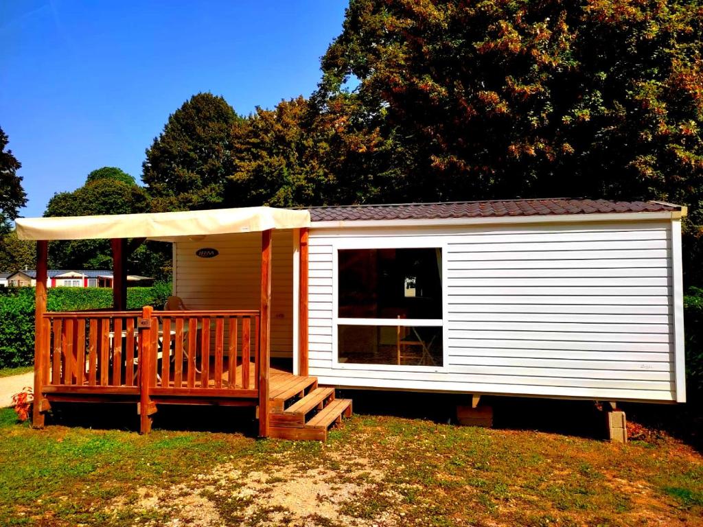 Cette petite cabine dispose d'une terrasse couverte et d'un kiosque. dans l'établissement Mobil Home près de l'entrée et de la piscine, à Saint-Chéron