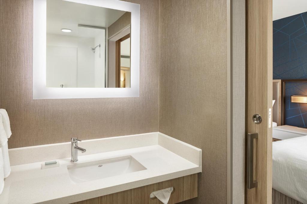 Postel nebo postele na pokoji v ubytování SpringHill Suites by Marriott Frederica