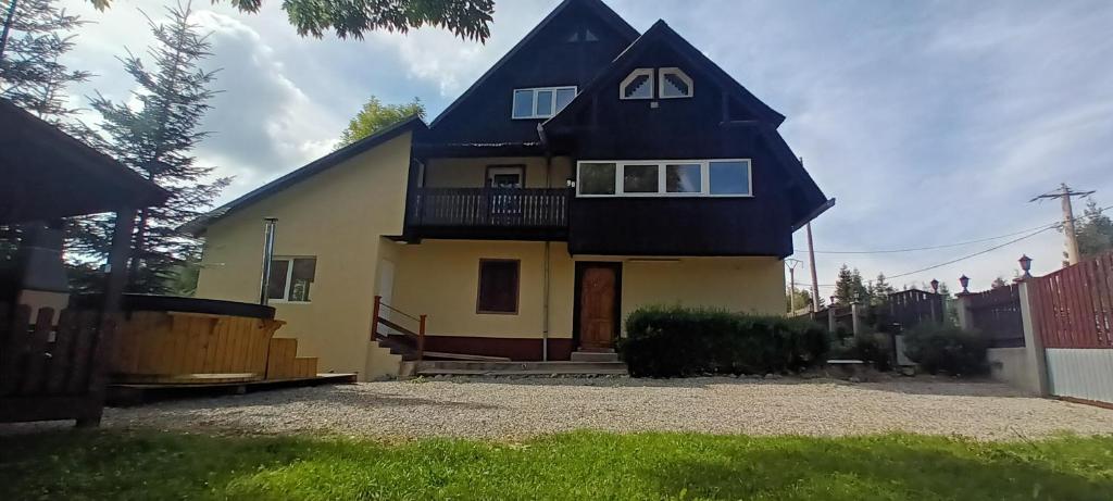 uma casa grande com um telhado azul em Cabana Muntelui em Cluj-Napoca