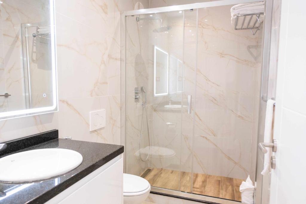 Un baño con ducha, inodoro y lavabo. en Luxury Apartments Sea Sabi con garaje, en Corralejo
