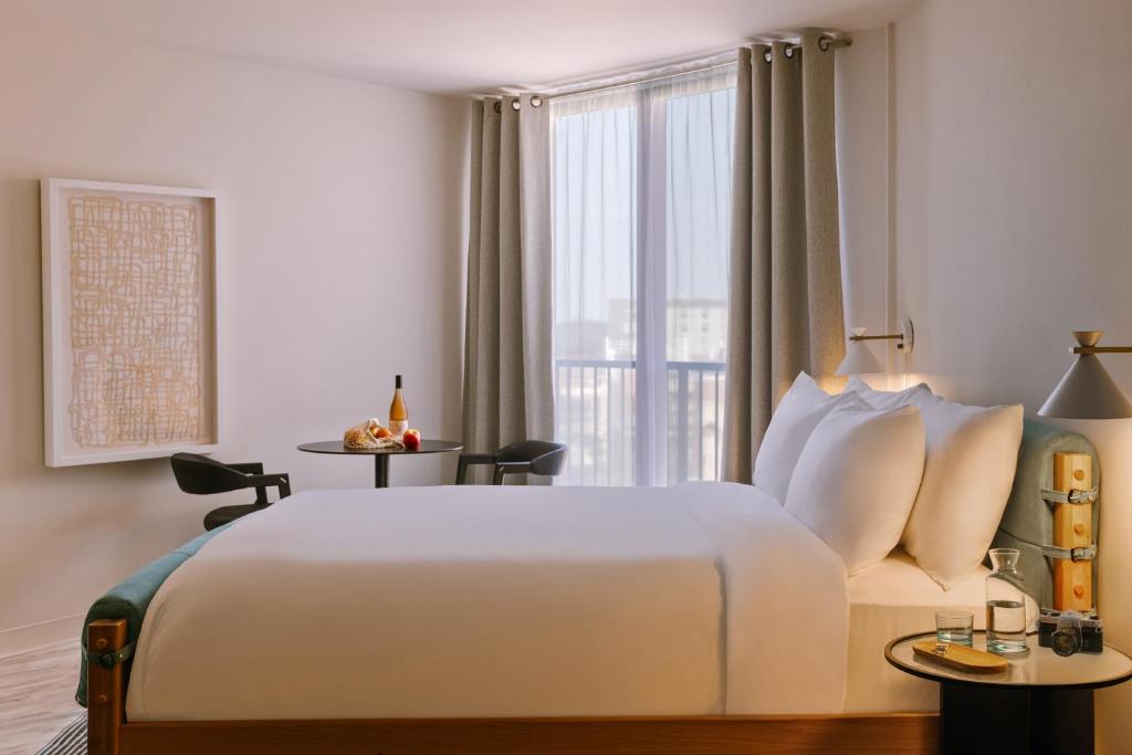 ein Hotelzimmer mit einem großen Bett und einem Fenster in der Unterkunft Sonder The Fitz in Saint Paul