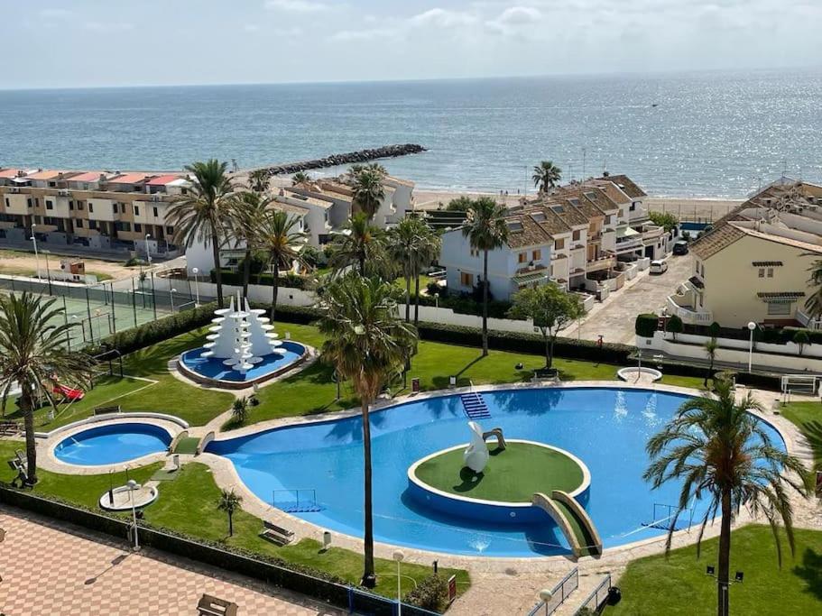 un complejo con piscina y océano en Valencia Beach & Nature en La Torre