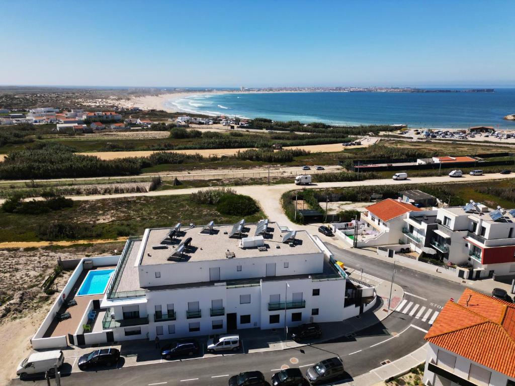 una vista aérea de un edificio y de la playa en Apartment Paradise Baleal with AC, en Baleal