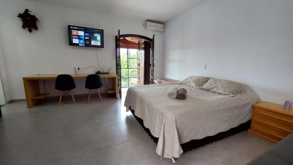 1 dormitorio con 1 cama, escritorio y 2 sillas en Lindo estúdio perto do Hospital BOS Sorocaba (3) en Sorocaba