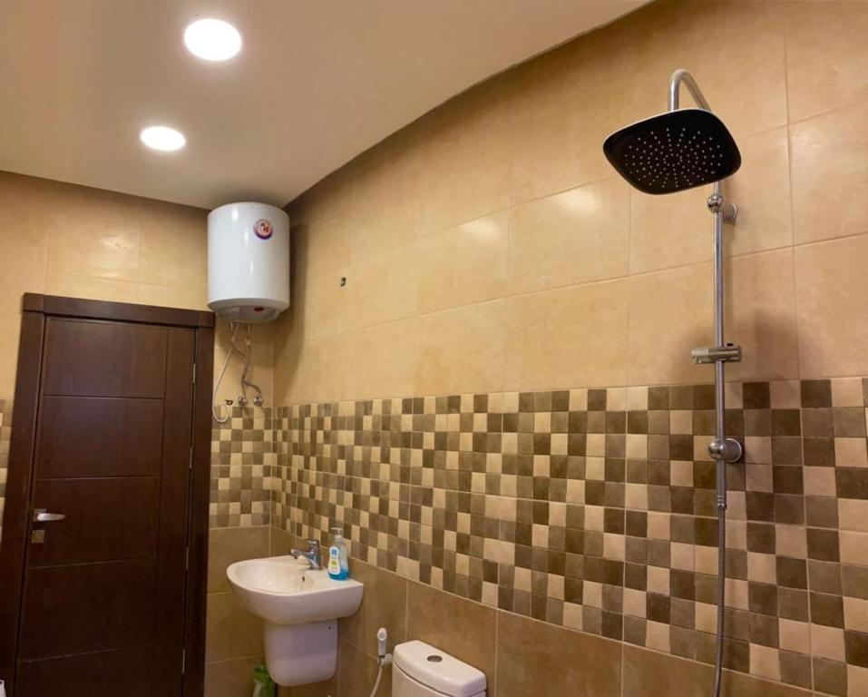 y baño con lavabo, aseo y ducha. en مزرعة جرش en Jerash