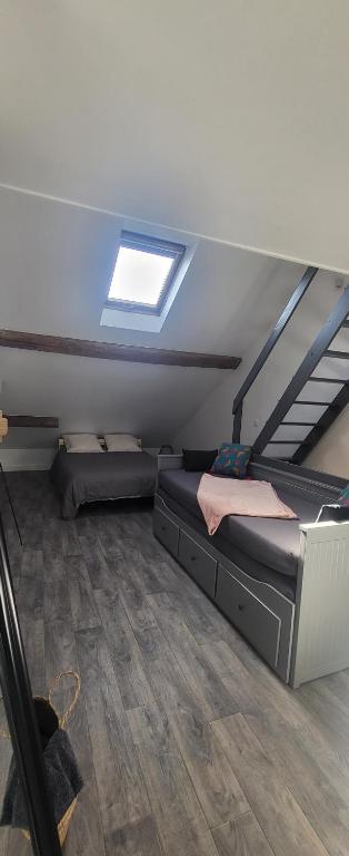 een kamer met 2 stapelbedden en een trap bij Appartement plein de charme in Coignières