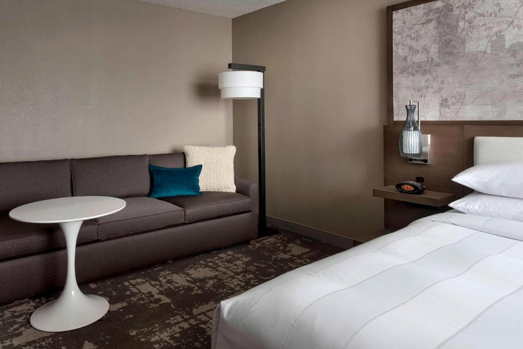 Postel nebo postele na pokoji v ubytování Marriott Albany