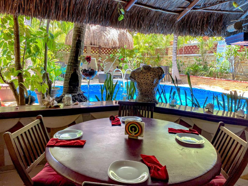una mesa en un restaurante con vistas a la piscina en Cocos Cabañas Playa del Carmen Adults Only en Playa del Carmen