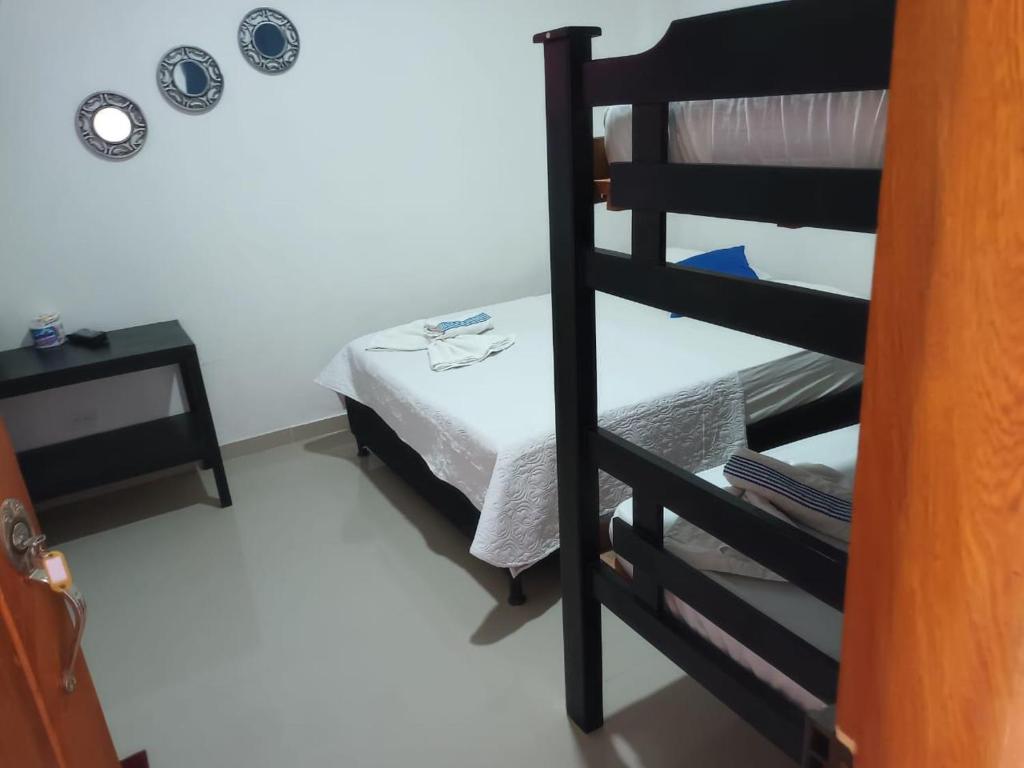 ein Schlafzimmer mit einem Etagenbett und einem Tisch in der Unterkunft Habitaciones Mónaco in Coveñas