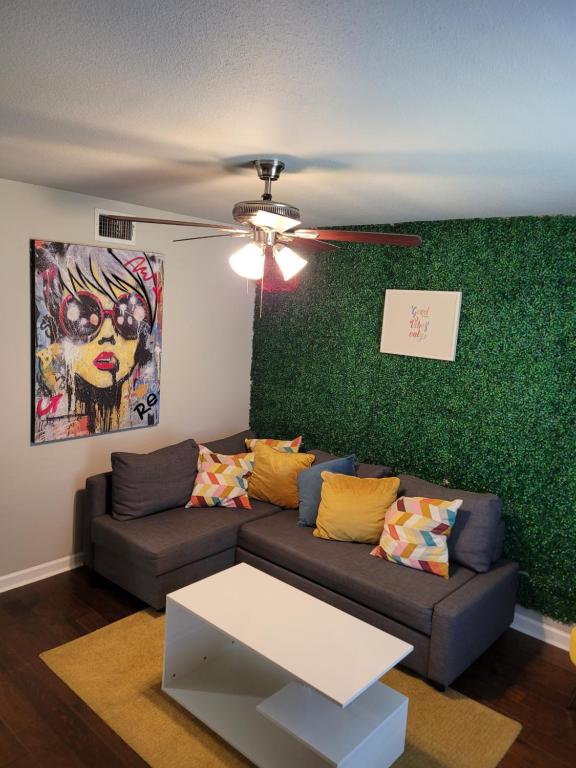sala de estar con sofá y pared verde en 2 Galleria Downtown 3BR Free Parking Summer Time, en Houston