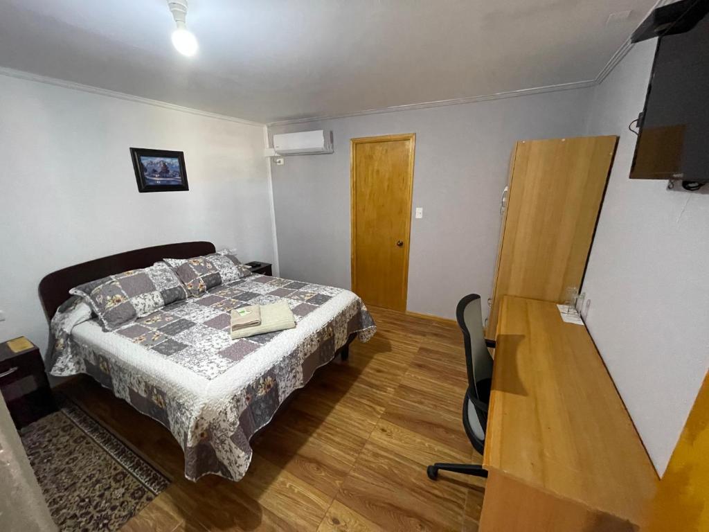 Dormitorio pequeño con cama y vestidor en Hotel Hambyll,,,,,,,,,,,,,,,,,,,,, en Diego de Almagro