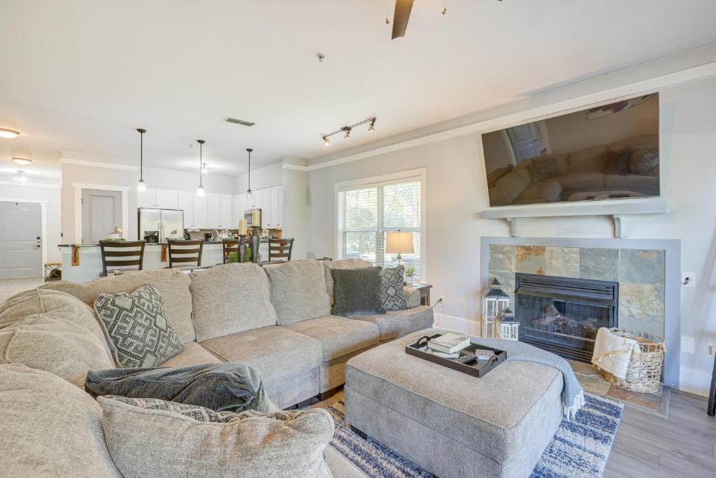 Lakefront Talladega Condo with Community Boat Dock!, Talladega