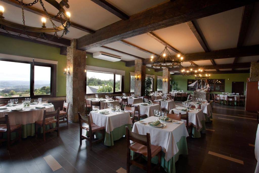 Reštaurácia alebo iné gastronomické zariadenie v ubytovaní Hotel Os Olivos