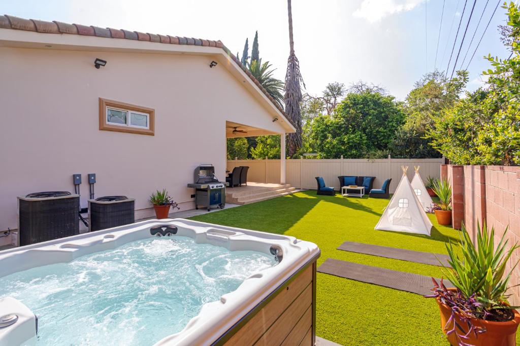 cortile con vasca idromassaggio su un prato di Regal 4 bed with hot tub close to Universal sleeps 15 a Los Angeles