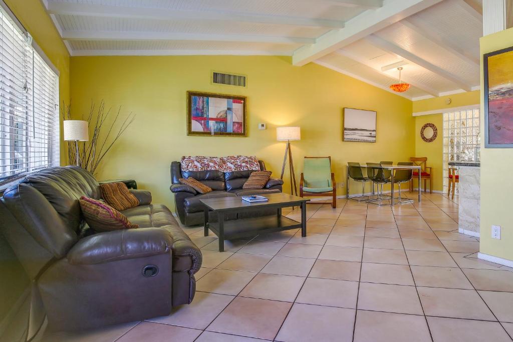 - un salon avec un canapé et une table dans l'établissement Fort Lauderdale Vacation Rental with Pool and Dock, à Fort Lauderdale