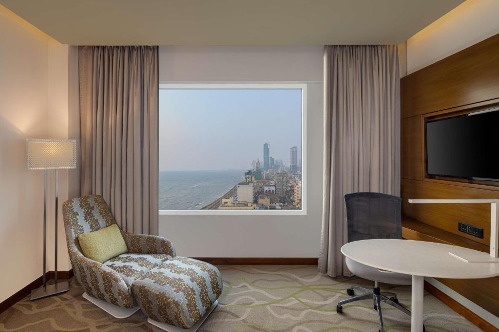 TV a/nebo společenská místnost v ubytování Radisson Hotel Colombo