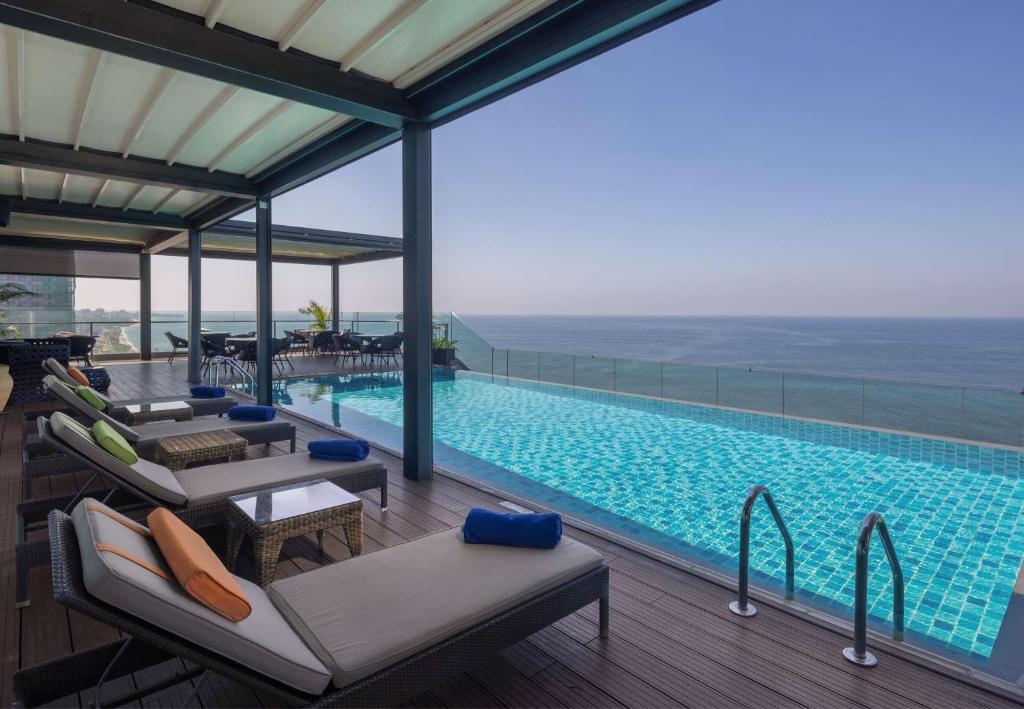 Bazén v ubytování Radisson Hotel Colombo nebo v jeho okolí