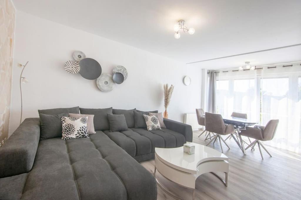 un salon avec un canapé et une table dans l'établissement Sablier T4 parking dans une residence securisee, à Marseille