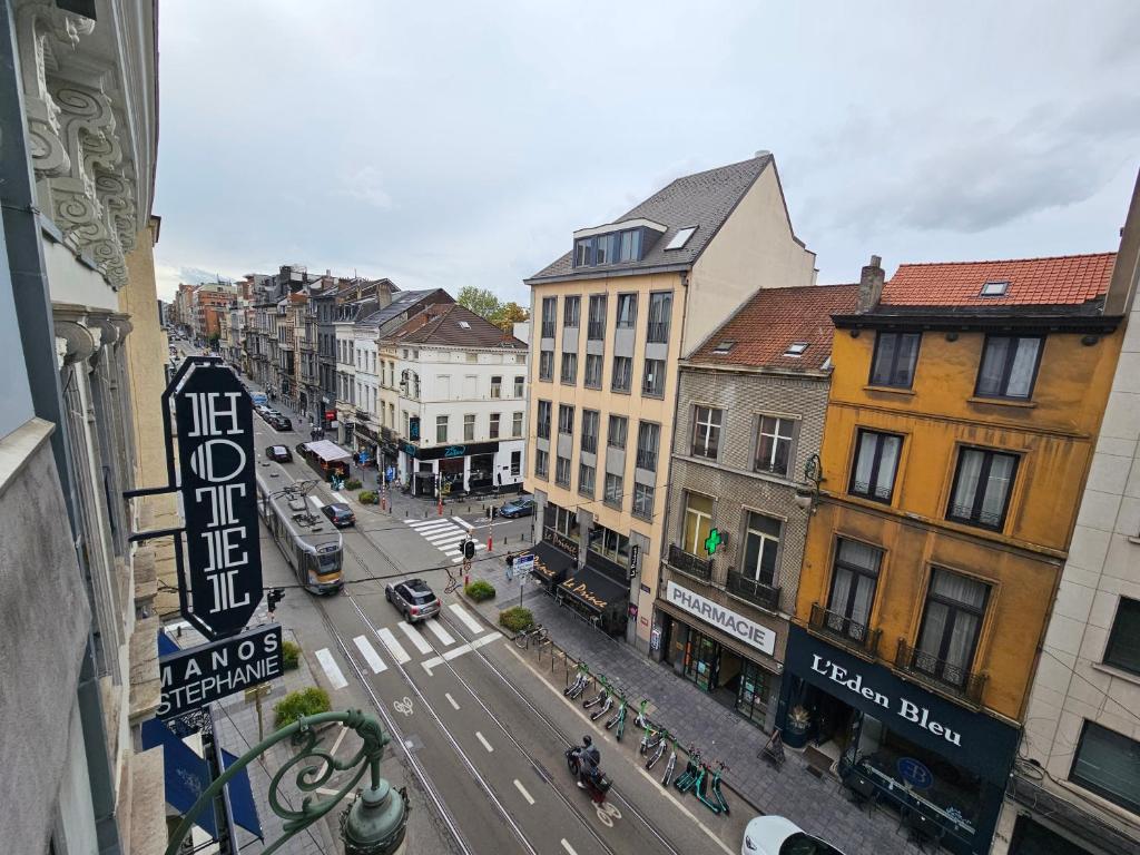 une vue aérienne sur une rue de la ville avec des bâtiments dans l'établissement Little Stephanie, à Bruxelles
