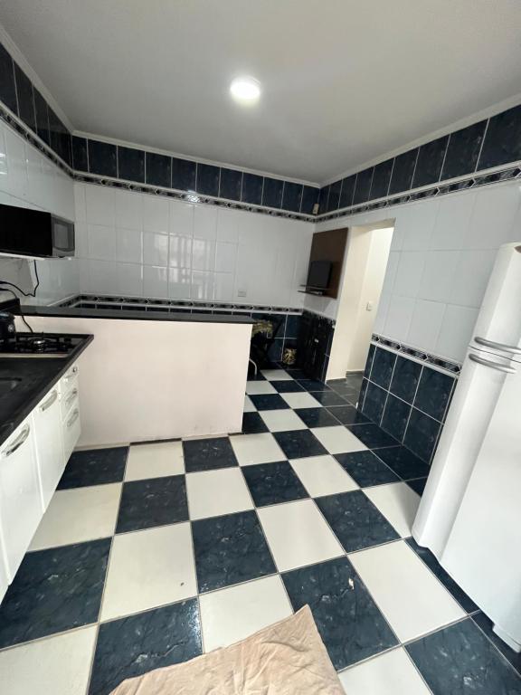 a kitchen with a black and white checkered floor at Albuquerque nro36 casa 3 in Campinas