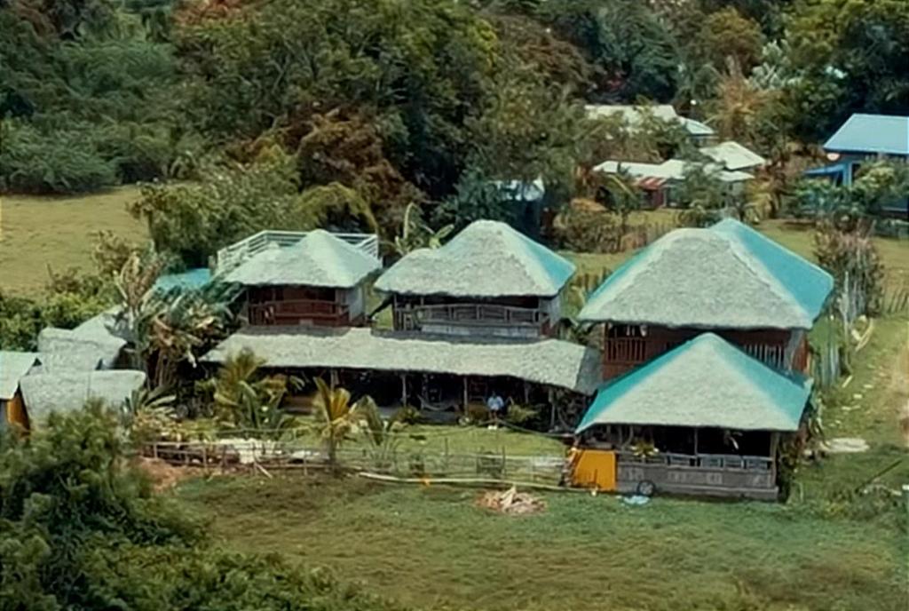 una vista aérea de un grupo de cabañas con techos en Dupas Luce Love Lodges en Talipan