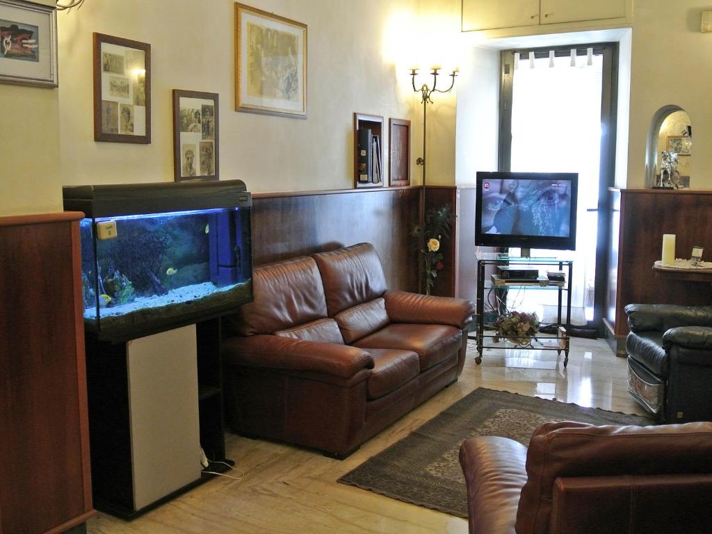 TV a/nebo společenská místnost v ubytování Hotel Assisi