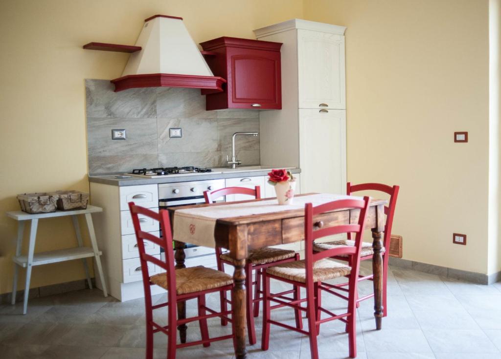 a kitchen with a table and chairs and a refrigerator at Agriturismo Dipinture in Asciano