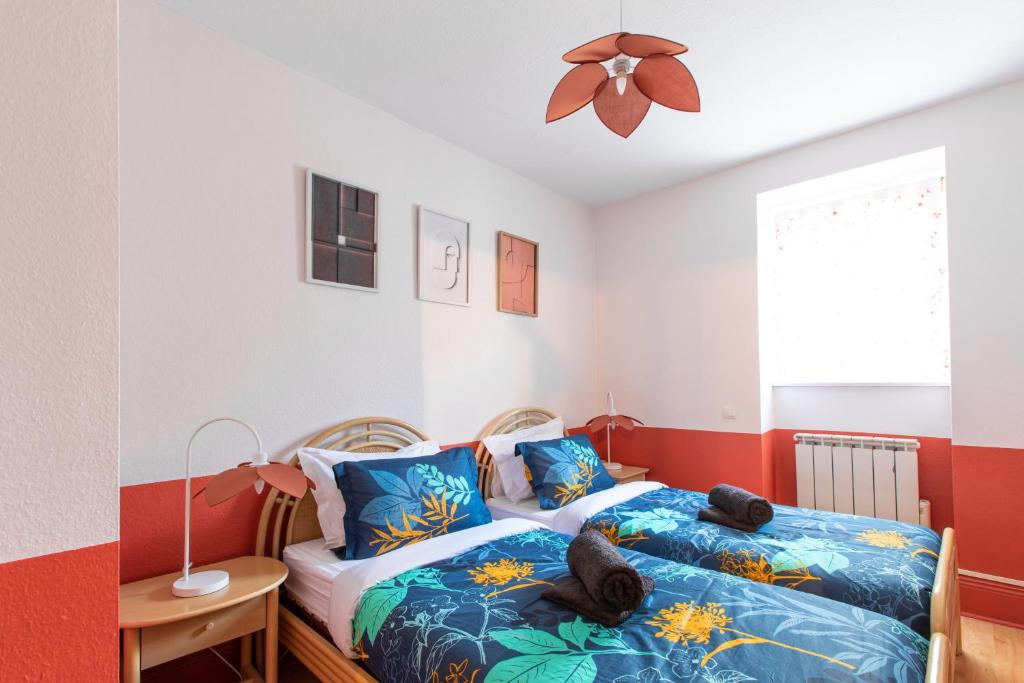 a bedroom with a bed and a ceiling fan at Le Sans Souci @Chique@Moderne@Proche du centre-ville 3pieces 2 Chambres in Colmar