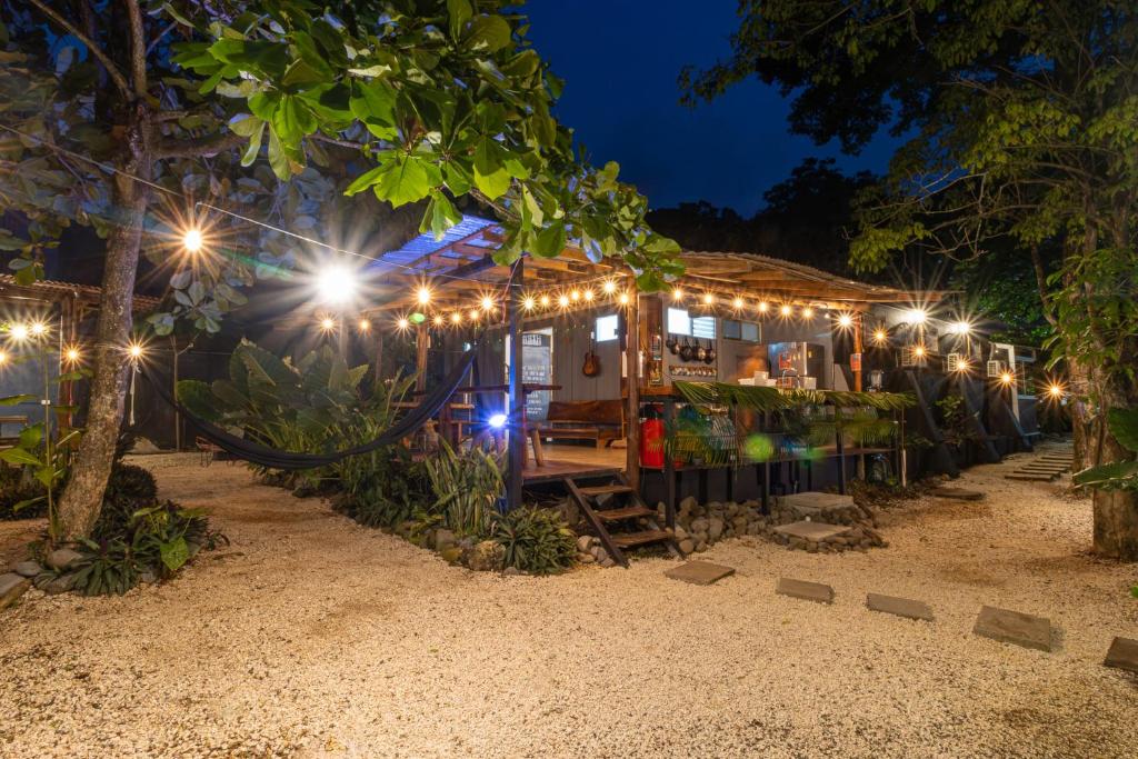 Akih Pods Hostel في شاطئ سانتا تيريزا: منزل به أضواء في الليل