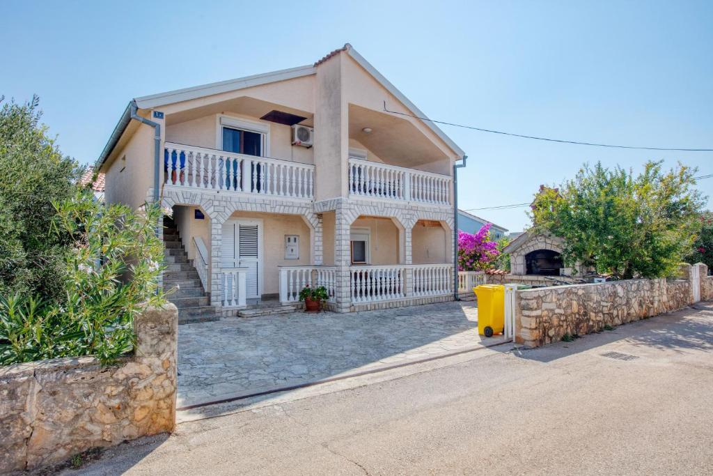 Το κτήριο όπου στεγάζεται  το διαμέρισμα