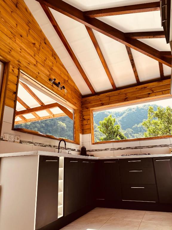Kuchyň nebo kuchyňský kout v ubytování Honey House