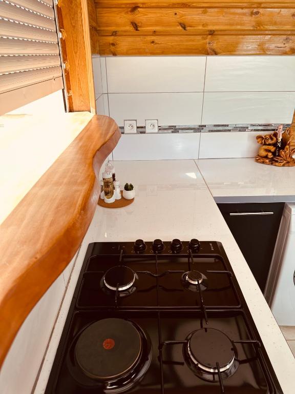 Kuchyň nebo kuchyňský kout v ubytování Honey House