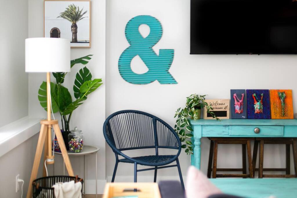 uma sala de estar com uma cadeira azul e uma televisão em Stylish 1 Bedroom Suite with Lake Access em Victoria
