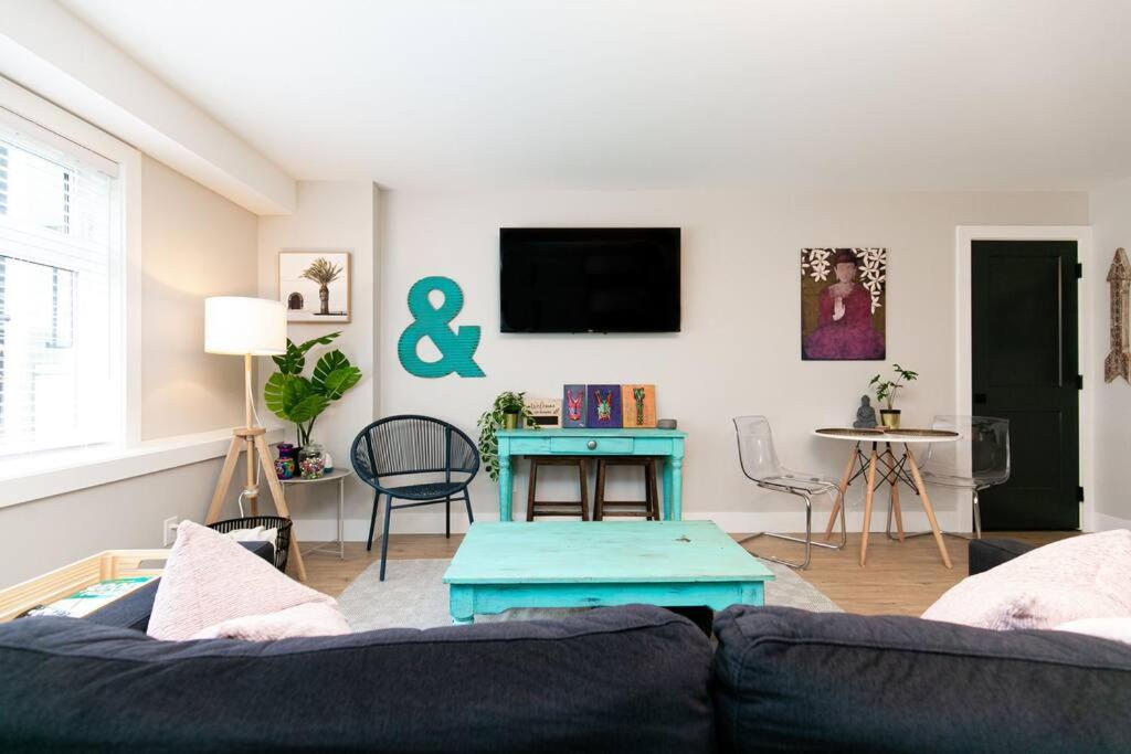 TV a/nebo společenská místnost v ubytování Stylish 1 Bedroom Suite with Lake Access