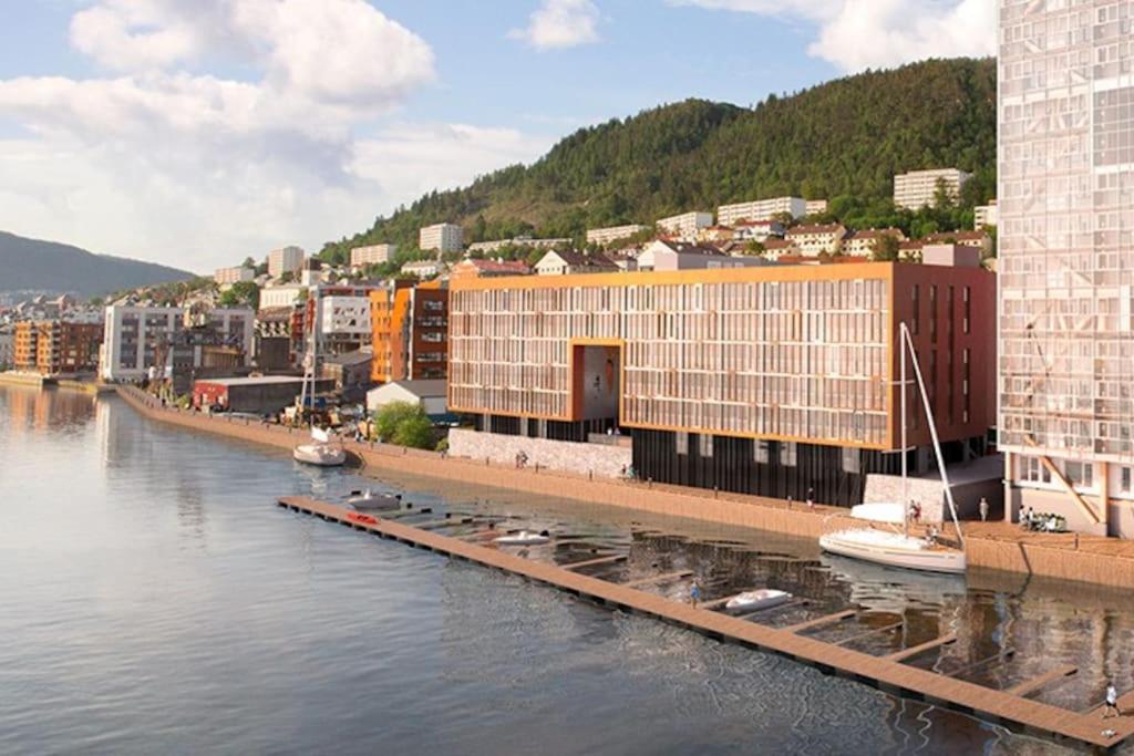 Blick auf einen Fluss mit Gebäuden und eine Stadt in der Unterkunft Fantastisk leilighet med grillområde og klatrevegg in Bergen