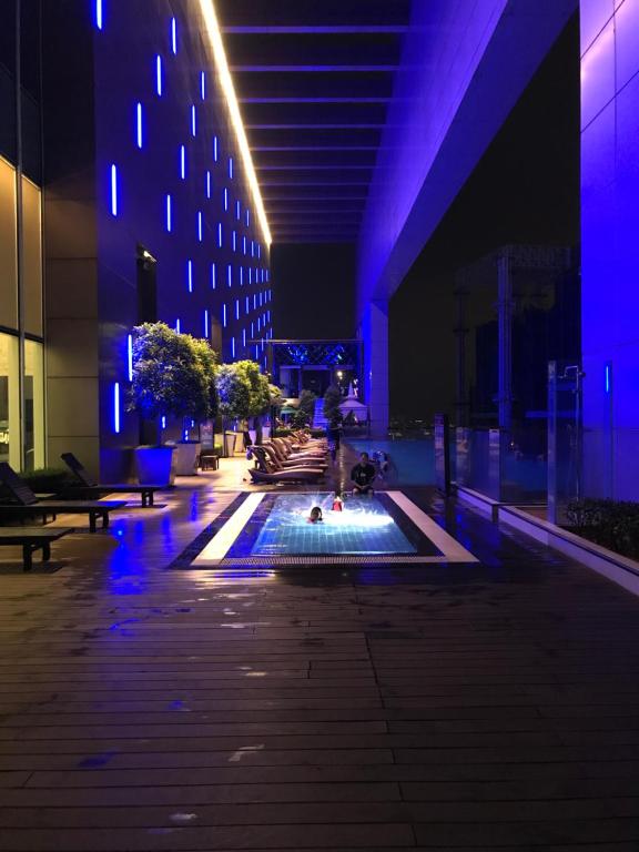 ein Gebäude mit einem Pool in der Mitte eines Gebäudes in der Unterkunft Platinum KLCC &amp; Bukit Bintang in Kuala Lumpur