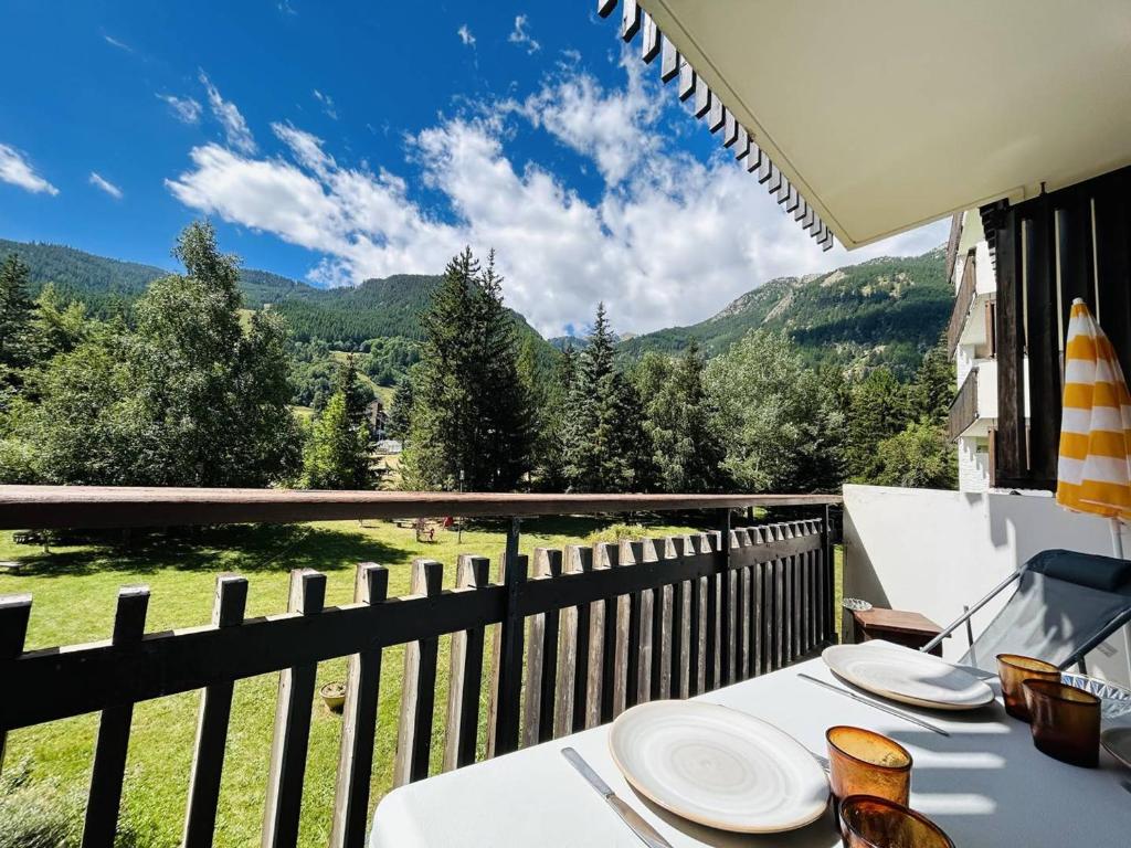 d'une table avec des plaques blanches sur un balcon avec vue. dans l'établissement Studio Cabine Rénové avec Balcon et Parking Près des Pistes – La Salle-les-Alpes - FR-1-330F-220, à La Salle Les Alpes