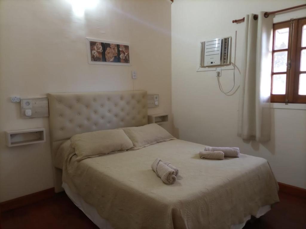 プエルトイグアスにあるLos Eu 2のベッドとタオル2枚のある寝室
