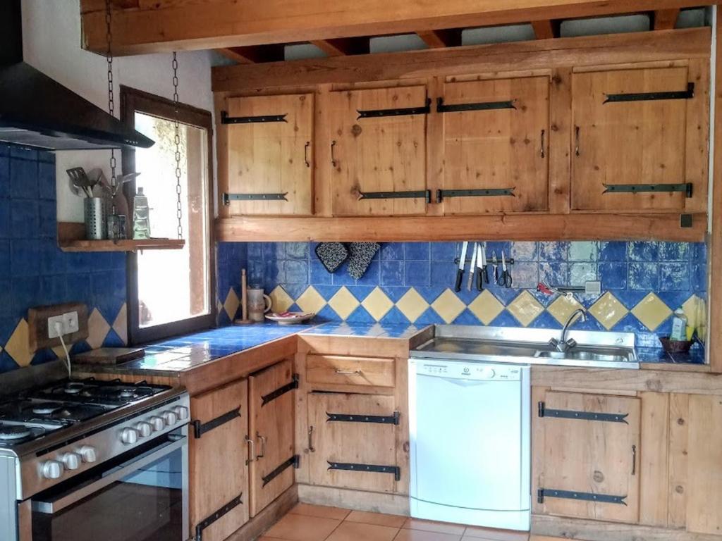 cocina con armarios de madera y lavavajillas blanco en Chalet Le Monêtier-les-Bains, 6 pièces, 17 personnes - FR-1-762-43, en Le Monêtier-les-Bains