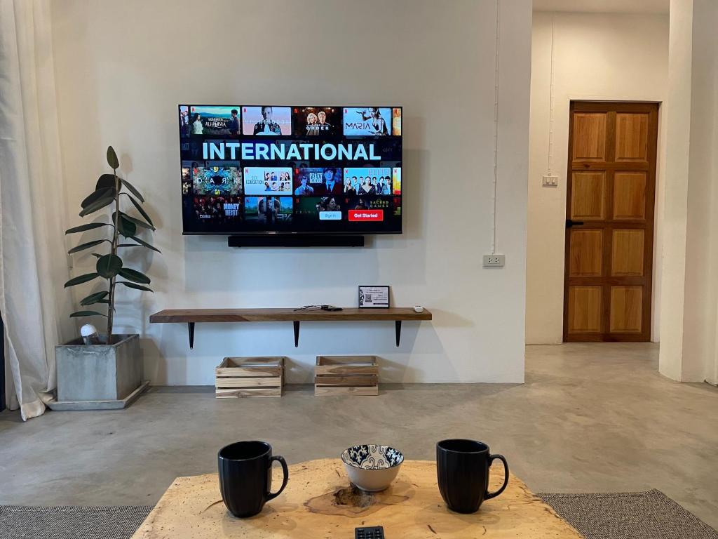 TV a/nebo společenská místnost v ubytování PATAMAAN COTTAGES