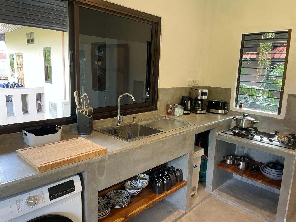 Kuchyň nebo kuchyňský kout v ubytování PATAMAAN COTTAGES