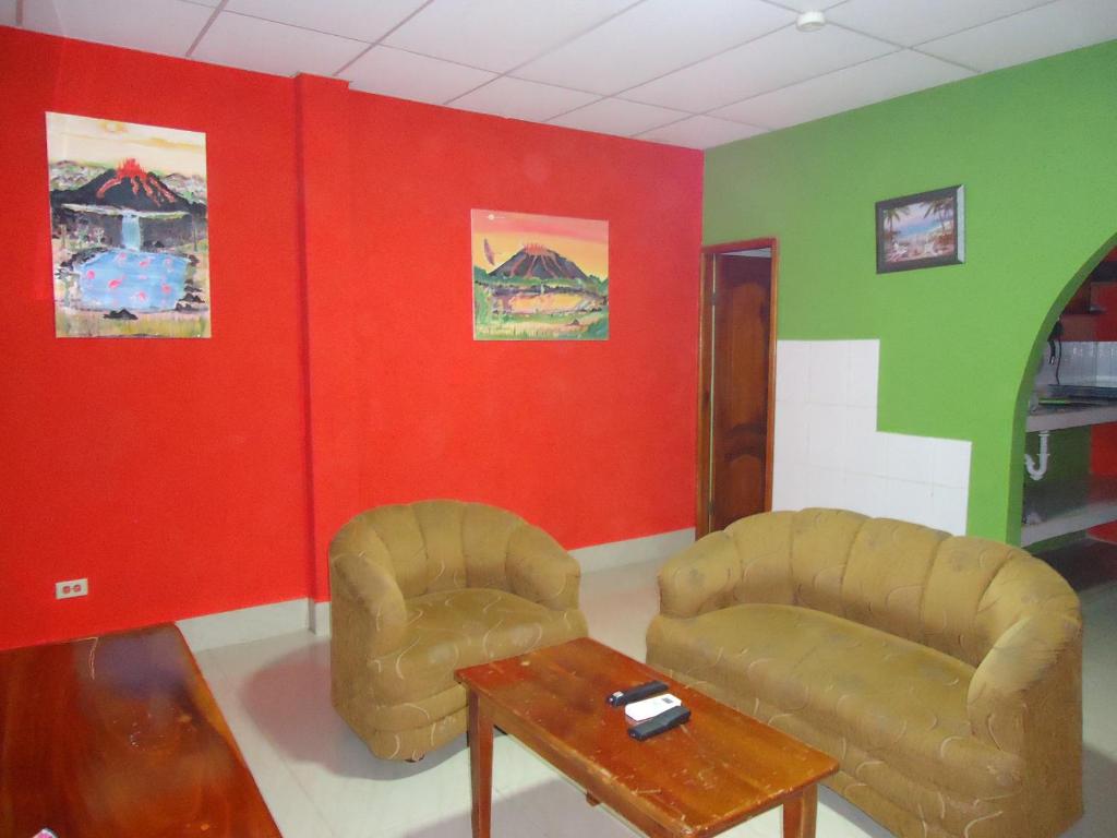 sala de estar con 2 sillas y mesa en Apartamento Top House, en Puerto Baquerizo Moreno