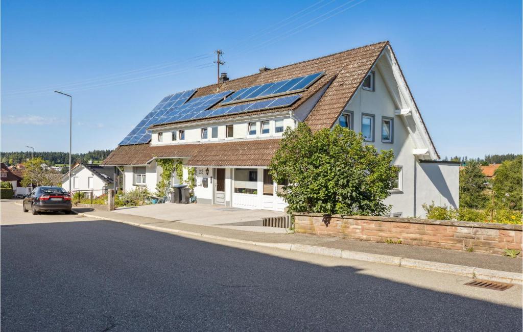 una casa con paneles solares en el techo en Irmas Ferienwohnung, en Seewald