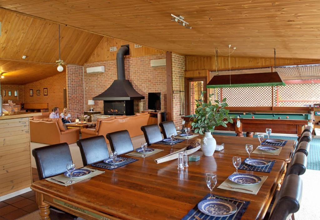 une grande salle à manger avec une grande table et des chaises dans l'établissement Bluebush Estate Retreat, à Lovedale