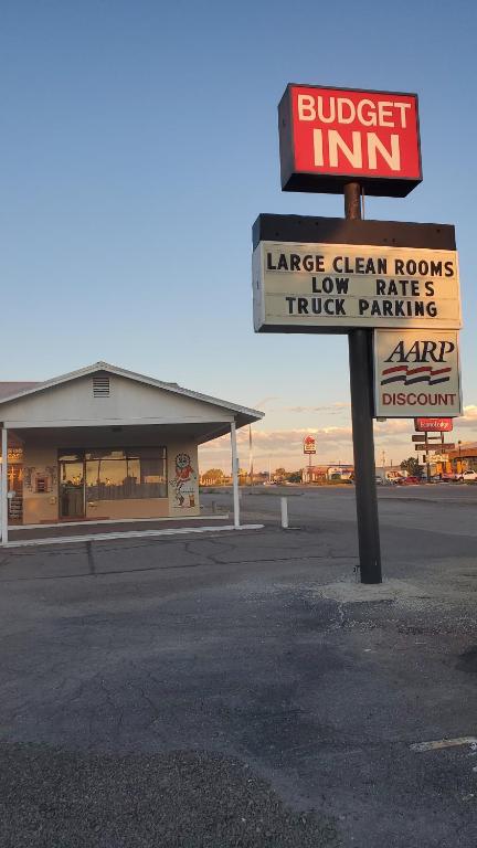 una señal de una posada de hamburguesas delante de una tienda en Budget Inn Motel Gallup, en Gallup