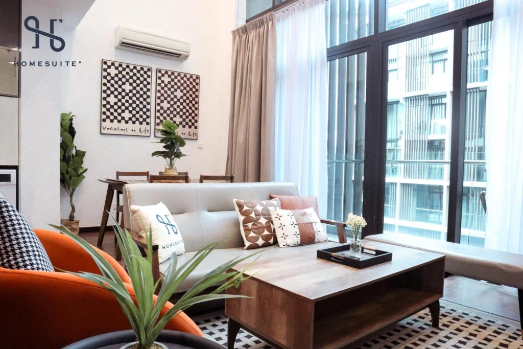 ein Wohnzimmer mit einem Sofa und einem Tisch in der Unterkunft Homesuite' Home at Riverson Soho in Kota Kinabalu