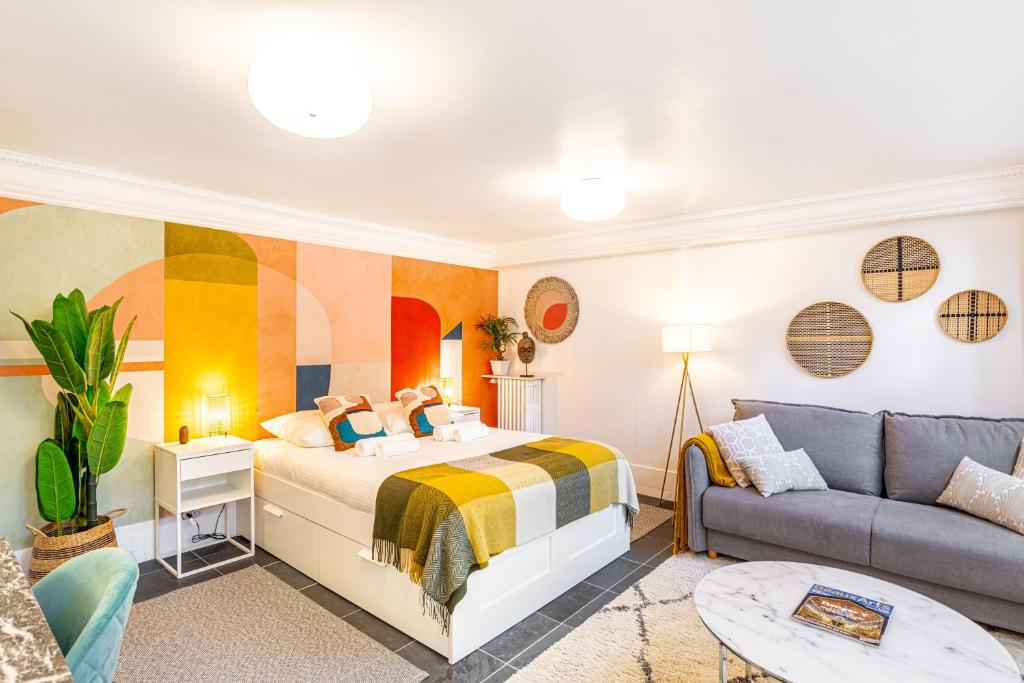 Modern Apartement Grand Paris, TV Salon, Sharing Garden, Villa des Ammonites tesisinde bir odada yatak veya yataklar