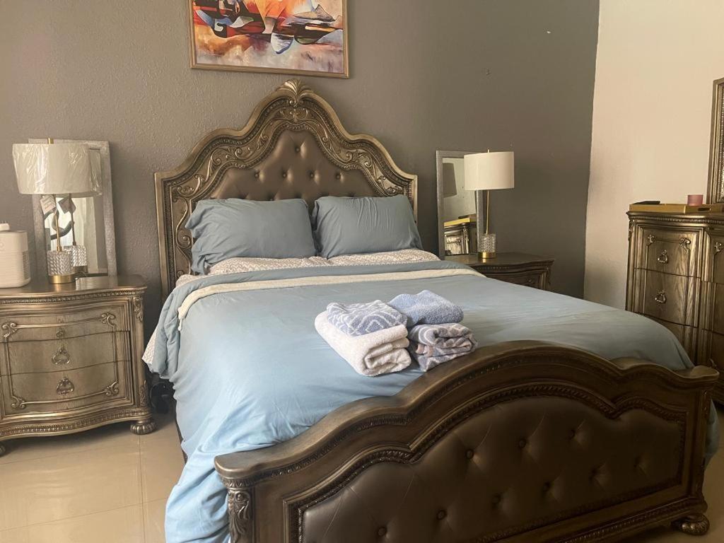 Una cama o camas en una habitación de Idyllic Condo in Liguanea