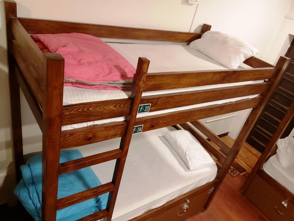 Postel nebo postele na pokoji v ubytování Utopia Hostels Dharamkot Mcleodganj